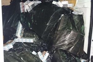 Прикордонники не повірили, що мікробус з Білорусі їде порожнім: знайшли майже 18 тис. пачок сигарет