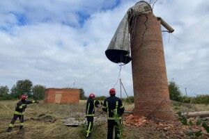 На Волині вітер звалив водонапірну вежу (Фото)