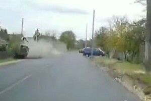 На Волині водій Мерседеса збив жінку та вилетів з авто: момент страшної ДТП потрапив на камеру (Відео)