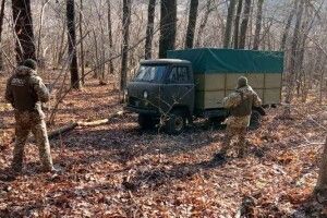 Контрабандист на УАЗику проривався в Україну з червоною ікрою на мільйон гривень: застряг у багнюці й пішкодралом дременув назад до Росії