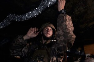 Різдво на передовій: українські воїни показали як готуються до свята під обстрілами (Фото)