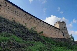 Вандали розмалювали стіни замку Любарта (Фото)