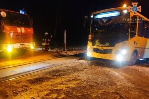 На Волині поїзд зіткнувся зі шкільним автобусом (Фото)