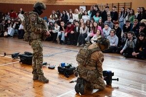 Луцькі школярі вчилися керувати дронами разом із нацгвардійцями
