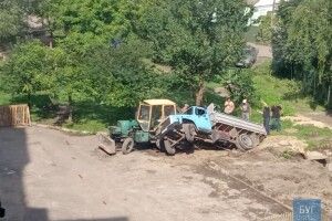 У Володимирі-Волинському під час ремонту теплотраси у ямі застрягла вантажівка