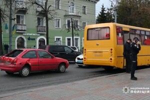 Поліцейські встановлюють обставини автопригоди у центрі Рівного