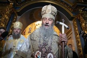 Нічого гіршого бути не може: глава УПЦ Онуфрій під час літургії розлив чашу з причастям