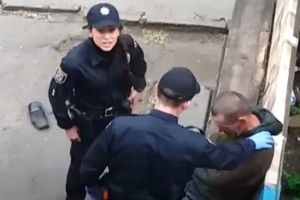 На Сумщині відсторонили від служби двох патрульних, які знущалися над п'яничкою