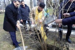 Біля могили Героя Василя Мойсея цвістиме калина (Фото)