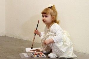  Трирічна художниця створює абстрактні полотна, за які покупці віддають сотні доларів
