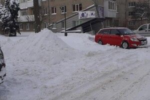 У кожного автомобіліста повинна бути лопата в машині, – лучанин закликав водіїв чистити сніг
