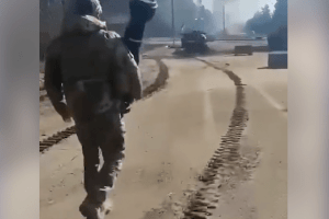 З'явилося відео, як український військовий сміливо йде на колону російських танків, а 50 окупантів тікають від одного омонівця