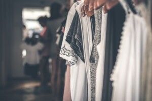 Чоловік у магазині своїм статевим органом зіпсував одяг на понад 38 тисяч гривень (Фото)