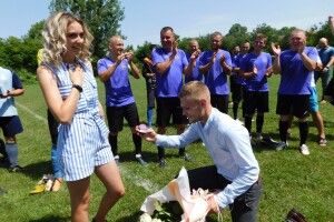 На Волині закоханий юнак освідчився прямо… на футбольному полі