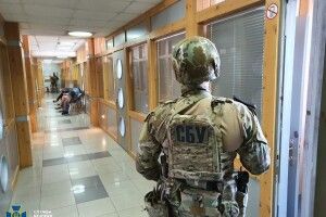 Обшуки на митному посту «Луцьк»: СБУ викрила корупційну схему розмитнення авто (відео)