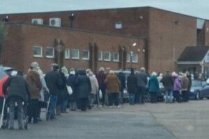 У Великій Британії чергу пенсіонерів за вакциною сприйняли за вечірку і викликали поліцію
