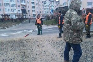 Луцькі «муніципали» насварили будівельників, які замурзали асфальт на Чорновола (фото)