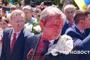 Посла росії у Польщі облили червоною фарбою і закидали трусами (Відео)
