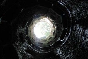 Рятувальники витягли дівчину, яка впала в 20-метровий колодязь