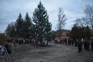 Під головною ялинкою Дубечненської громади поміститься величезний подарунок