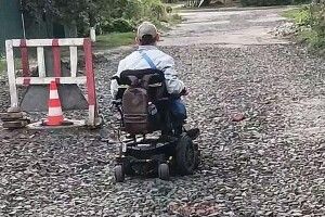 На Волині розрита вулиця перетворилася на непрохідний квест для людей з інвалідністю (Відео)