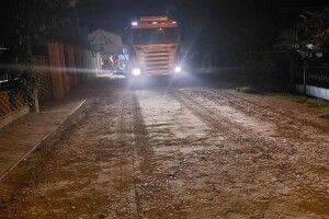 На одній з вулиць на околиці Луцька нарешті почали ремонтувати дорогу (Відео)