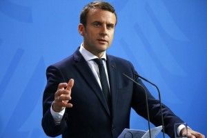Президент Макрон проігнорував росіян на книжковому ярмарку і «прийняв» Сенцова