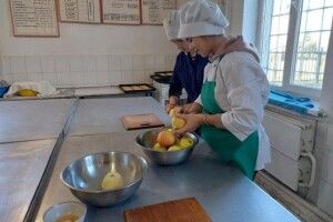 Волинські студенти напекли смаколиків для наших захисників на Донбасі (Фото)