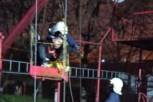 Знімали пів ночі. У Франківську чоловік хотів стрибнути з телевежі