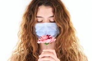 Учені з'ясували чому через коронавірус люди втрачали нюх і смак