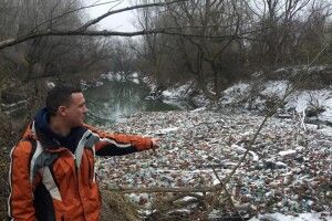 Дожилися: на річці утворився острів із пластикових пляшок (Фото)