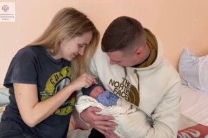 Подружжя переселенців із Києва, у якої народився малюк, розповіли, як опинилися на Волині