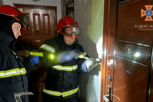 У Луцьку трирічну дівчинку із замкненої квартири визволяли рятувальники 