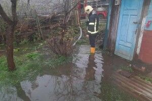 Після кількагодинного дощу у місті на Волині затопило будинок