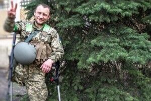 Втратив ногу під Іловайськом: боєць тероборони Харкова управляє БМП за допомогою однієї ноги і милиці