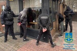 На Волині «вибивали» з військового 3000 доларів США надуманого боргу: 4 особам повідомлено про підозру (Фото)