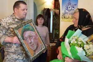 Батькам загиблого волинянина, його побратими подарували портрет сина (Фото)