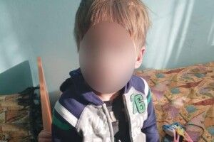 24-річна українка забула про дітей: двоє хлопчиків майже добу прожили в неопалювальній квартирі без їжі (Фото)