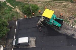 В Україні комунальники заасфальтували автомобіль 