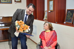 У Луцьку відкрили виставку творів художниці на візку