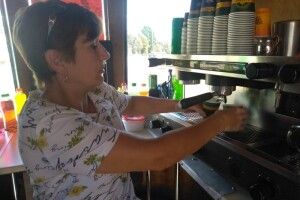Ратнівчанка на автобусній зупинці пригощає кавою та власною випічкою (Фото)
