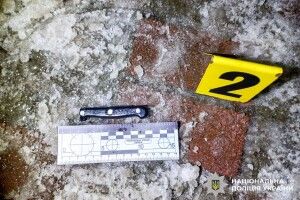 Лезо залишилося в голові: у Рівному п'яний чоловік накинувся на перехожого