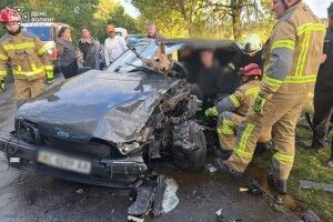Луцькі рятувальники деблокували водія з понівеченого авто