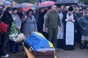 Двоє доньок не дочекалися тата з війни: на Рівненщині навколішки прощалися із полеглим Героєм (Фото) 