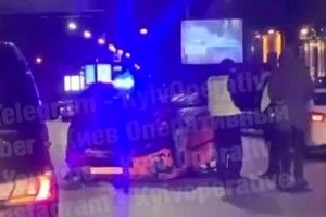 Легковик перелетів через смугу під час руху: відео моторошного інциденту
