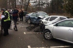 Водійка джипа в'їхала в парковку, пошкодивши п'ять автомобілів
