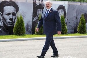 Нічого навіть не відчув: Лукашенко на ногах переніс коронавірус