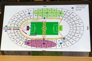 Люди не прийшли вболівати «за Зеленського»: його штаб в паніці роздає запрошення прямо перед стадіоном – аби «не світити» порожніми трибунами