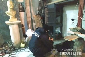 На Рівненщині поліцейські відкопали у майстерні скульптора тіло жінки