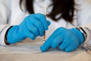 Українку паралізувало після вакцинації від COVID: з'явилася реакція КМДА